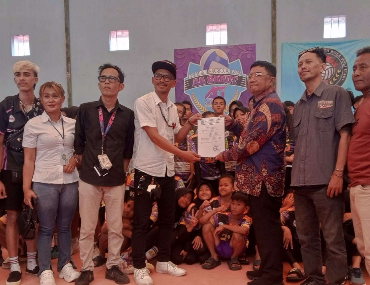 Bupati Syakur Amin Resmikan Akademi Voli AA Garut: Lahirkan Atlet, Bangun Ekonomi